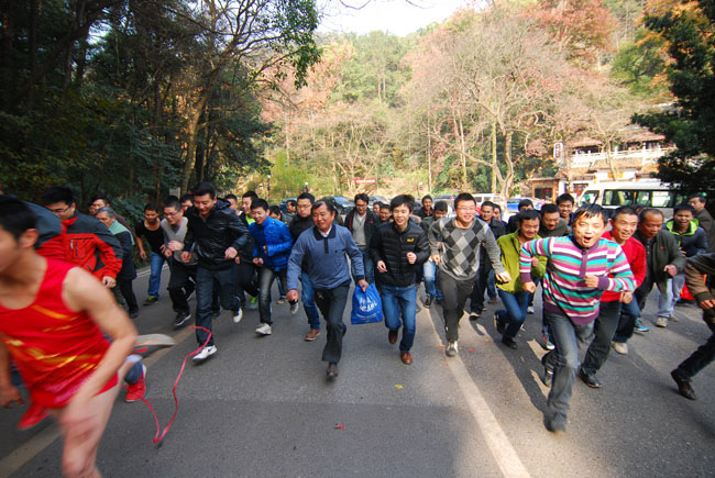 集团公司在岳麓山上举行冬季登山比赛